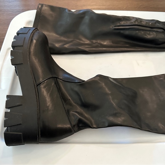 💕 Moving Sale! 💕
Glamorous over-the-knee faux leather boots in black - Picture 5 of 8